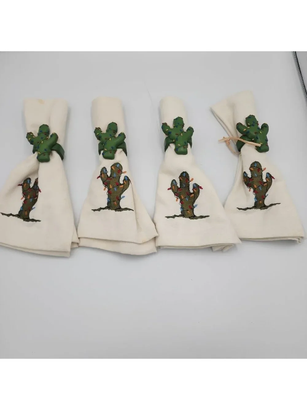 Set Of 4 Christmas Cactus Cloth Napkin & Holder Set Green